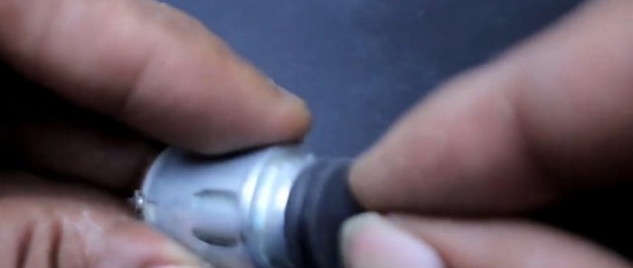 Hvordan lage en enkel vannpumpe fra en motor og en sprøyte