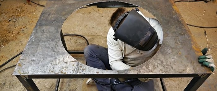 Mula sa isang lumang hub gumawa kami ng workbench na may umiikot na platform para sa welding work