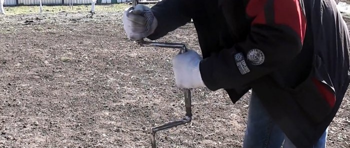 How to make a garden auger from trash