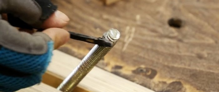 Πώς να φτιάξετε έναν βολικό σφιγκτήρα από τα υπολείμματα μιας σανίδας
