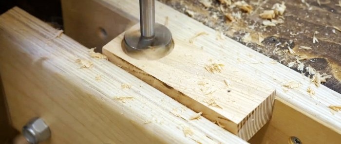 Comment fabriquer une pince pratique à partir des restes d'une planche