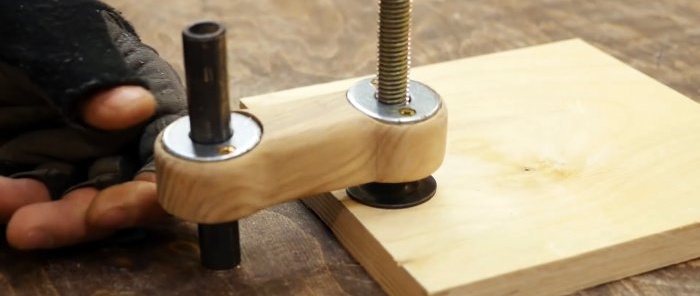 Comment fabriquer une pince pratique à partir des restes d'une planche