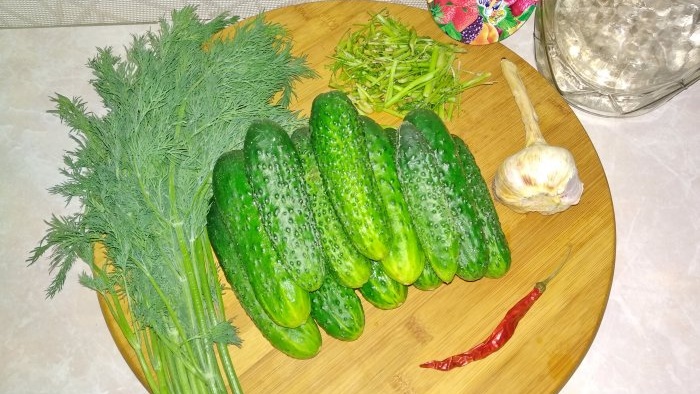 Snelkokende lichtgezouten komkommers - de gemakkelijkste manier om ze in het zuur te maken
