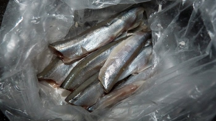 De ce să folosiți o pungă de plastic când prăjiți capelin?