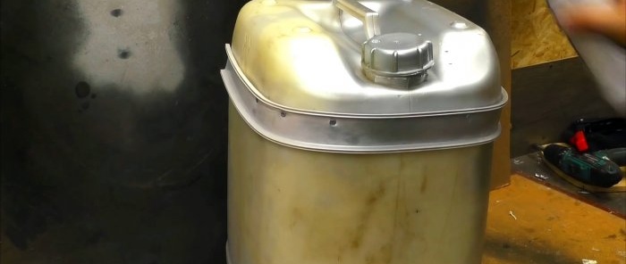Ang produktong gawang bahay na kailangan mo sa tag-araw mula sa isang hindi kinakailangang canister Thermal container