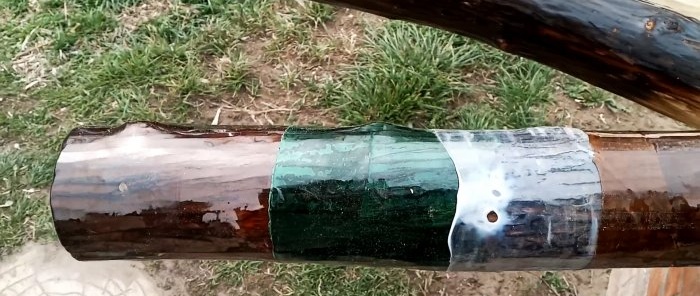 Skyddar trästolpar med PET-flaskor för slantar