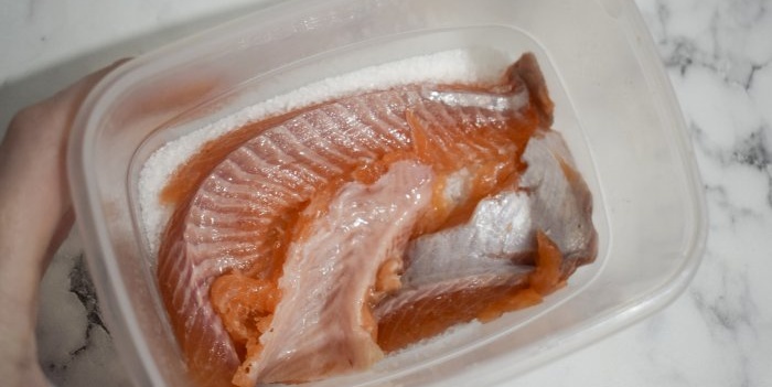 Cara asas untuk memetik ikan trout dengan lazat tanpa bahan pengawet yang dibeli di kedai