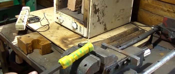 كيفية صنع مقبض للأدوات من علبة بلاستيكية