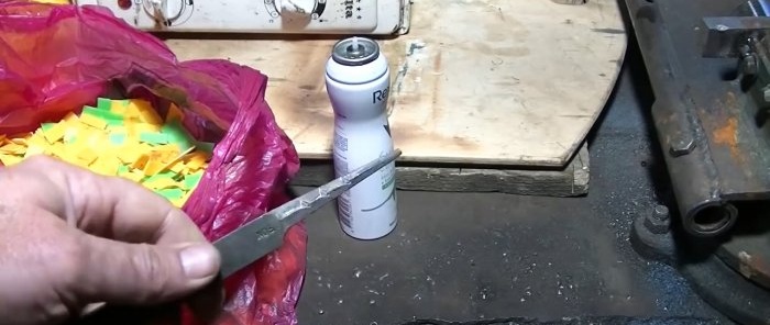 Sådan laver du et værktøjshåndtag fra en plastikbeholder