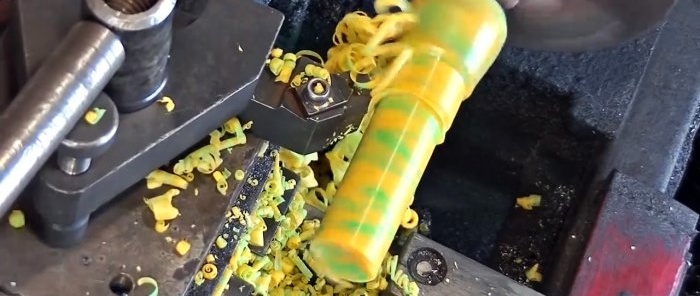 Comment fabriquer un manche d'outil à partir d'un bidon en plastique