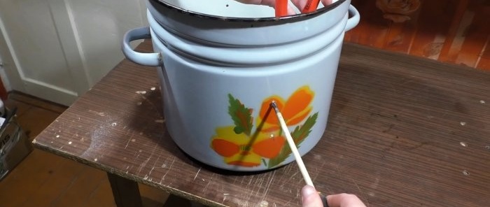 Πώς να φτιάξετε ένα στεγνωτήριο για λαχανικά και φρούτα από ένα τηγάνι με διαρροή