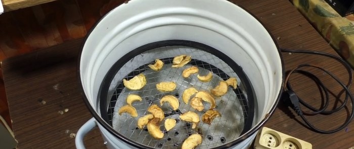 Paano gumawa ng dryer para sa mga gulay at prutas mula sa isang tumutulo na kawali