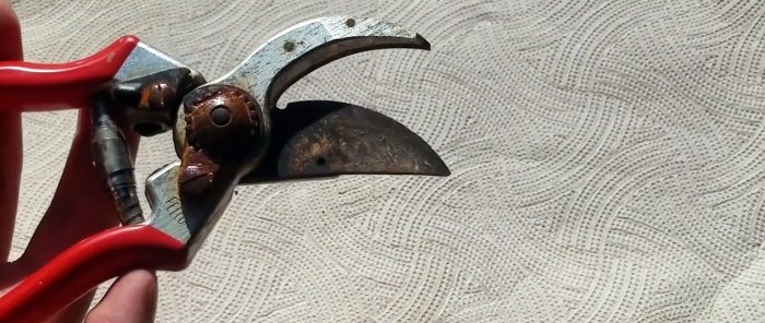 Cómo restaurar tijeras de podar oxidadas sin desmontarlas