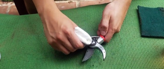 Cómo restaurar tijeras de podar oxidadas sin desmontarlas