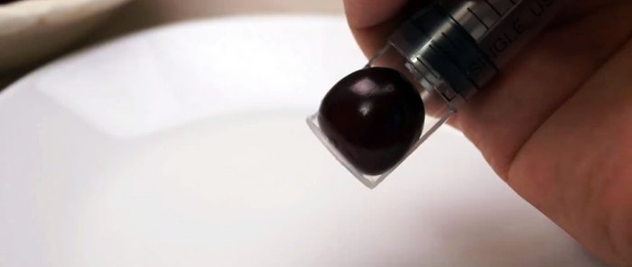 Come fare un nocciolo di ciliegia da una siringa
