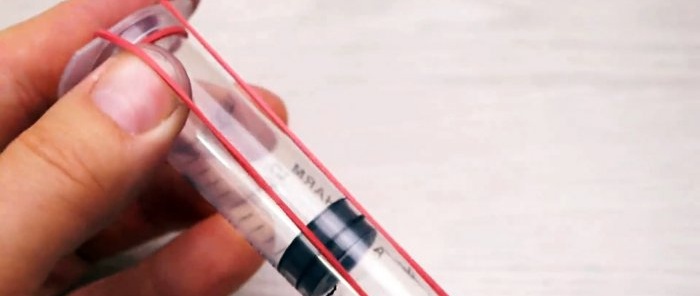 Hoe maak je een kersenontpitter uit een injectiespuit