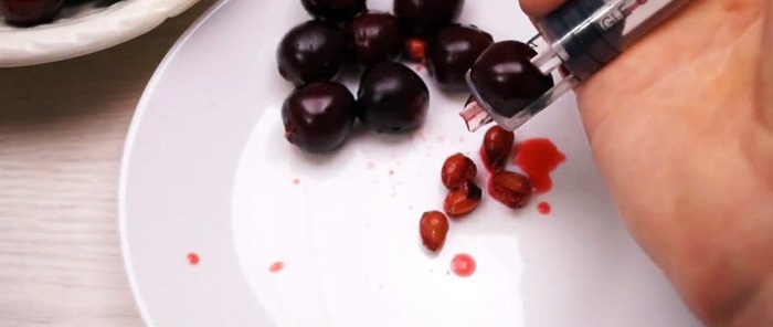 Come fare un nocciolo di ciliegia da una siringa