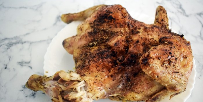 ניתן לבשל עוף בגריל בתנור רגיל שאין לו פונקציה זו.