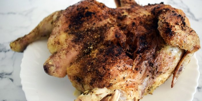 Grillowanego kurczaka można upiec w zwykłym piekarniku, który nie ma tej funkcji.