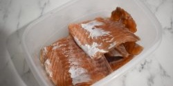 Cara asas untuk memetik ikan trout dengan lazat tanpa bahan pengawet yang dibeli di kedai