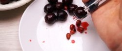 Paano gumawa ng cherry pitter mula sa isang hiringgilya