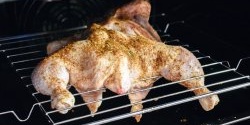 Du kan tillaga grillad kyckling i vanlig ugn, som inte har denna funktion.