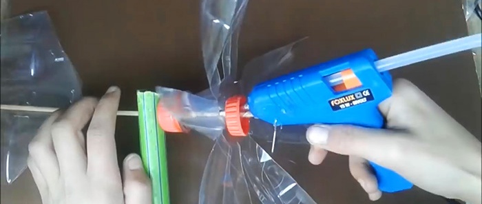 Wie man in 5 Minuten eine einfache Windfahne aus einer PET-Flasche bastelt