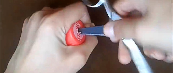 Come realizzare una semplice banderuola da una bottiglia in PET in 5 minuti