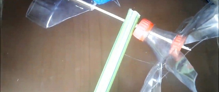 Come realizzare una semplice banderuola da una bottiglia in PET in 5 minuti