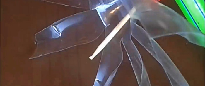 Hur man gör en enkel vindflöjel från en PET-flaska på 5 minuter