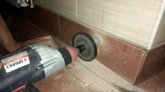 Hvordan man korrekt borer huller i væggen til rør