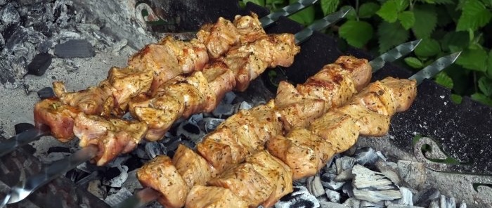 Le kebab le plus juteux dans l'eau bouillante est le secret d'un Ouzbek qui connaît son métier