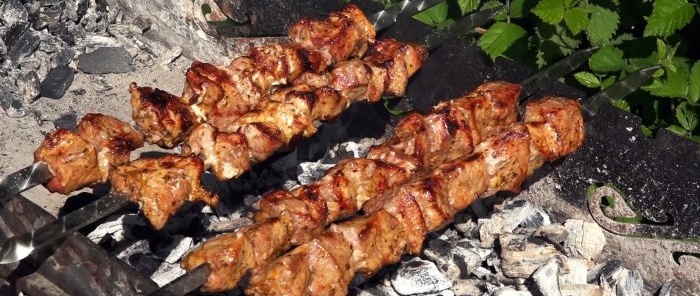 Le kebab le plus juteux dans l'eau bouillante est le secret d'un Ouzbek qui connaît son métier