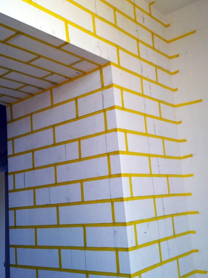 Do-it-yourself simple decorative brick plaster