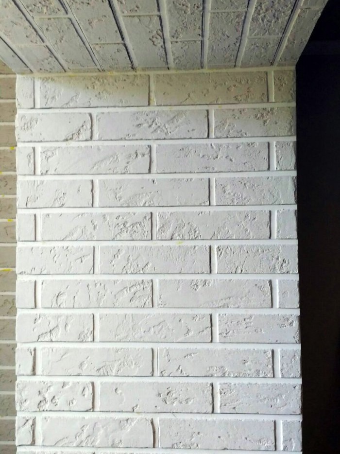 Do-it-yourself simple decorative brick plaster