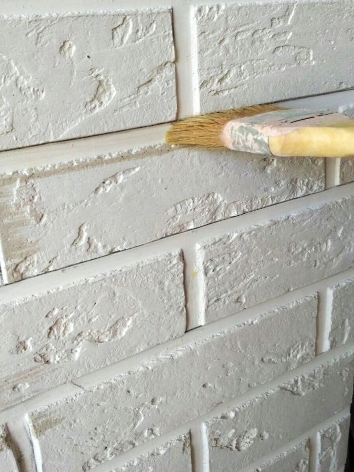 Gør-det-selv enkel dekorativ murstensgips