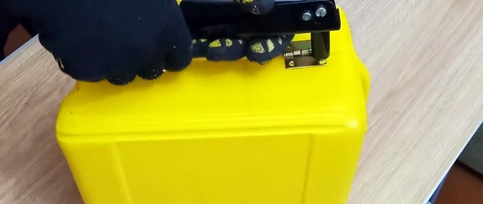 Hur man gör ett praktiskt verktygsfodral från en behållare
