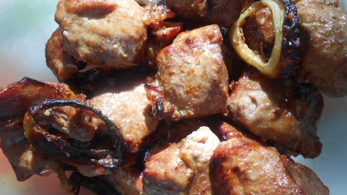 Le jus coule déjà à flot - un Arménien partage le secret d'un kebab juteux