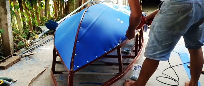 كيفية صنع قارب كبير من البراميل البلاستيكية