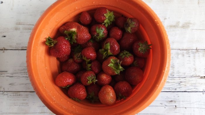 wie man zu Hause Eis am Stiel aus beliebigen Beeren macht