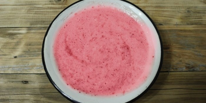 wie man zu Hause Eis am Stiel aus beliebigen Beeren macht