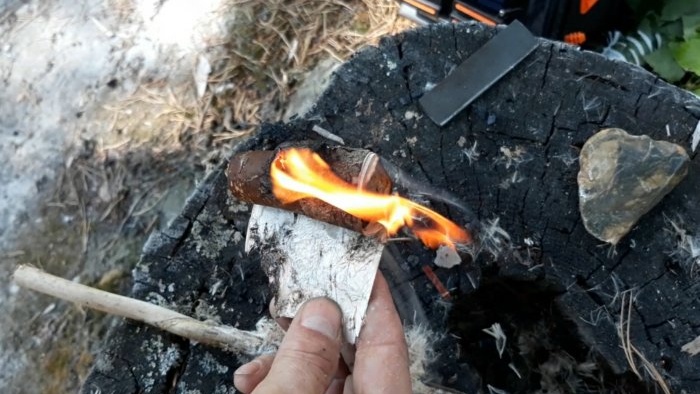 Hoe maak je vuur in het bos zonder lucifers of aansteker?