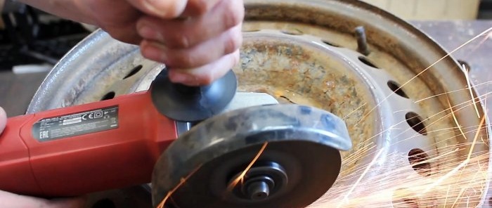Hvordan lage en bærbar komfyr for en gryte fra hjulfelger