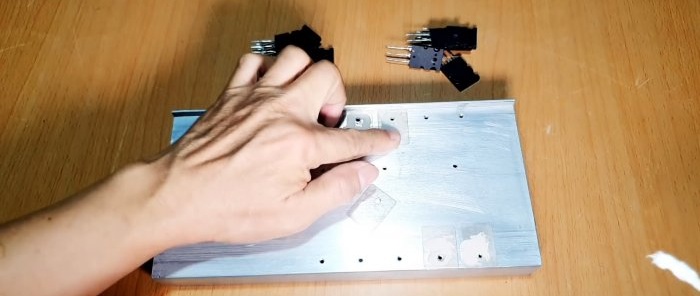 Assemblage d'un amplificateur de 500 W à l'aide de transistors pour montage en surface