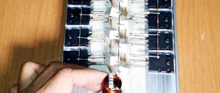 Memasang penguat 500 W menggunakan transistor untuk pemasangan permukaan