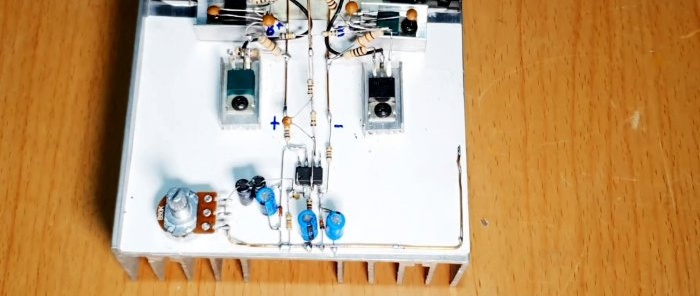 Samenstellen van een 500 W versterker met behulp van transistors voor opbouwmontage