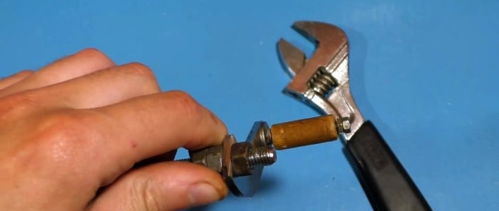 Hoe maak je een montagepistool van een stuk PVC-buis
