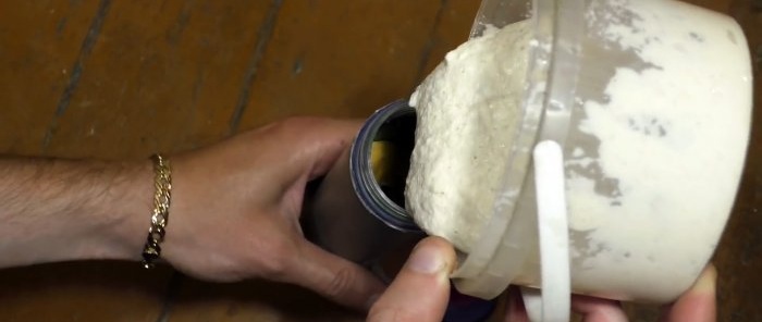 Hoe maak je een montagepistool van een stuk PVC-buis