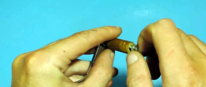Ako vyrobiť montážnu pištoľ z kusu PVC rúrky