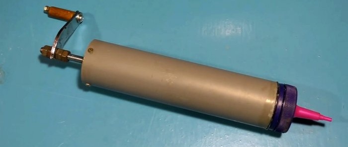 Cómo hacer una pistola de montaje con un trozo de tubo de PVC.